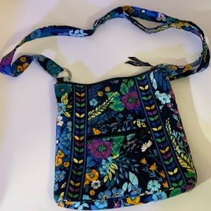 VERA BRADLEY CROSSBODY PURSE.
